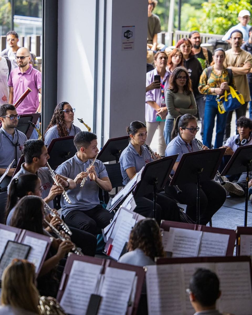 La banda tocando frente al p&uacute;blico