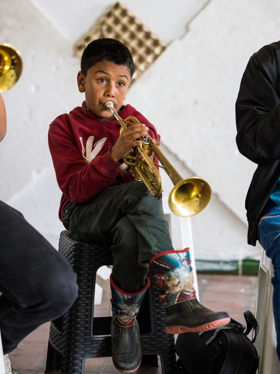 Ni&ntilde;o tocando la trompeta