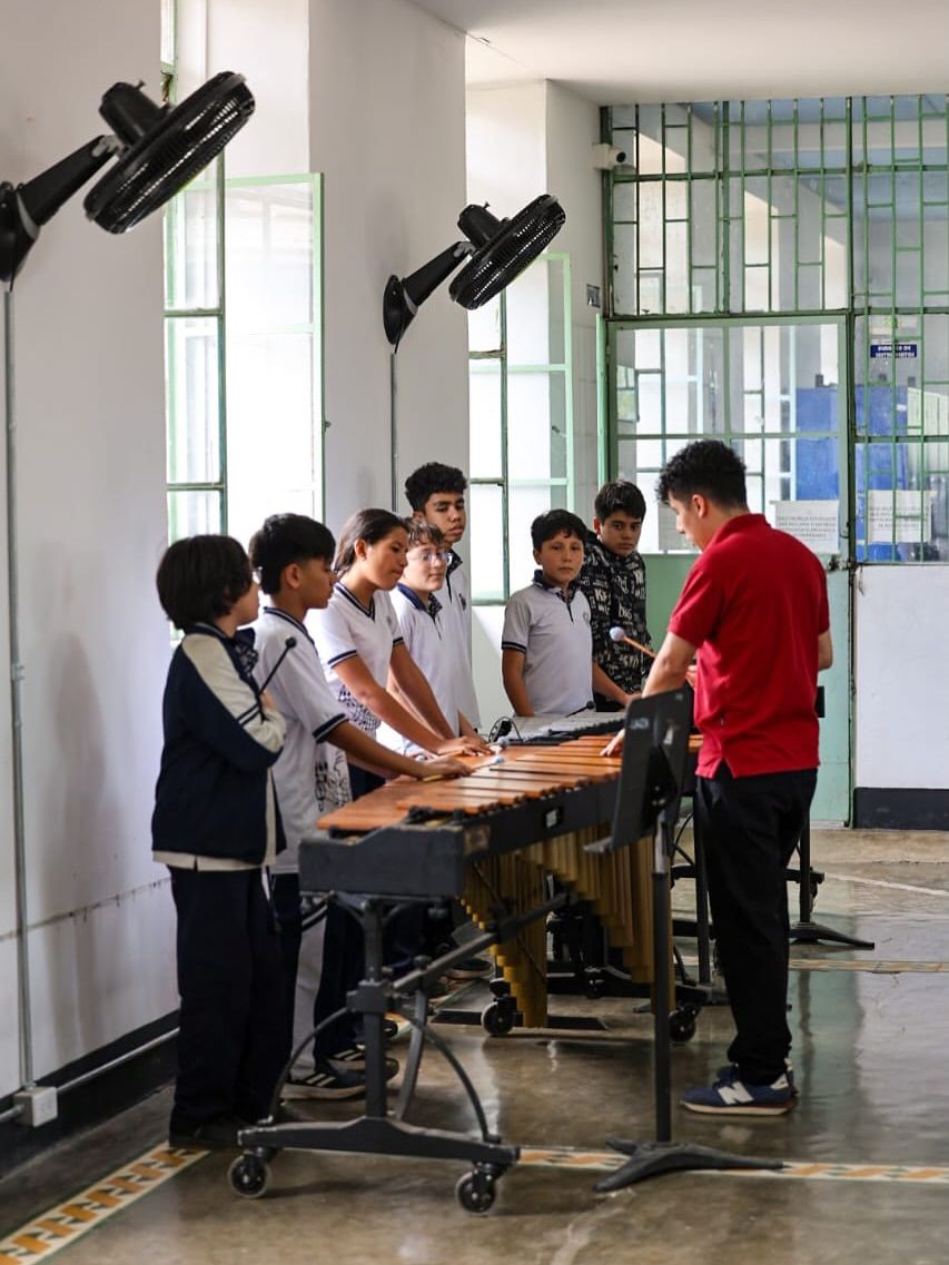 Taller de percusi&oacute;n con estudiantes